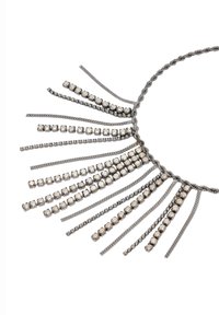 Halskæde i sølvtonet metal med forskellige kæder og klynger af klare rhinsten, der skaber en faldende frynseeffekt.