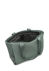 Borsa tote sintetica verde con una texture liscia, chiusura con zip e doppi manici in tessuto. L'interno presenta una fodera scura e tasche.
