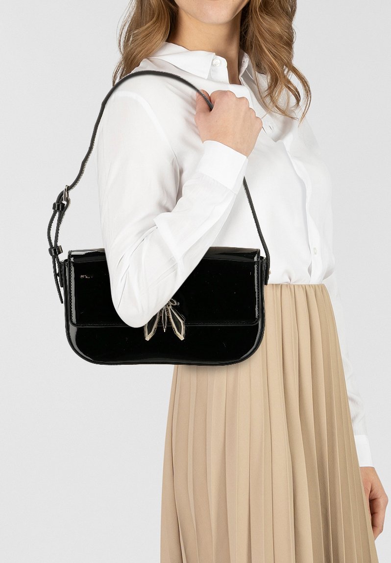 Zwarte handtas van lakleer met een gestructureerde vorm en een zilveren strikdetail. Hij heeft een lange verstelbare band en een glanzende afwerking.