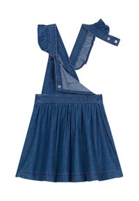 Robe salopette en denim avec de larges bretelles, des accents de volants sur les bretelles et une jupe froncée. Couleur bleu profond avec une texture lisse. Pas de poches.