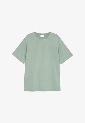 T-shirt en coton vert sauge à manches courtes avec col rond et petit logo centré "ON APRIL" sur la poitrine.