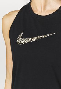 Top senza maniche nero con scollo rotondo. Presenta un grande logo del marchio Nike con motivo leopardato in colori a contrasto. Tessuto morbido e leggero.