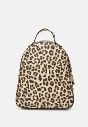 Mäsičkový batoh so leopardím vzorom, zaobleného tvaru, s hornou rukoväťou, zlatými kovovými detailmi a textúrovaným materiálom z umelé kože.