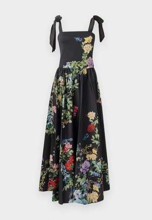 Vestido floral con fondo negro, con flores coloridas y mariposas, escote cuadrado y tirantes ajustables con cintas.