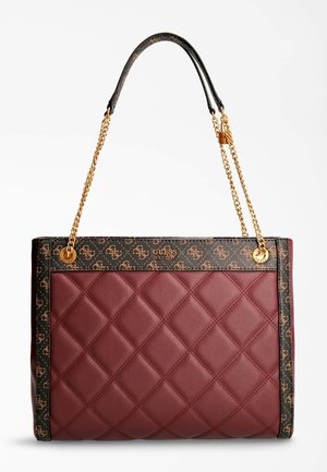 Sac cabas en cuir matelassé bordeaux avec garniture monogramme noire, chaîne en or et sangle d'épaule en cuir, et plaque logo Guess en or.