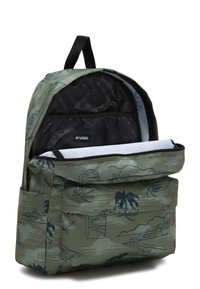 Mochila de tela verde con un patrón azul que presenta paisajes. Gran compartimento principal con cremallera y bolsillo frontal con forro negro. Correas ajustables.