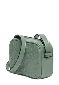 Borsa a tracolla in pelle verde con design logo impresso, forma rettangolare, chiusura con zip e tracolla regolabile. Texture liscia, hardware minimale.