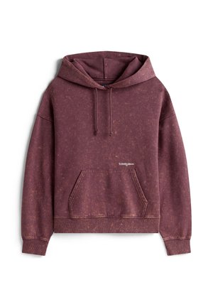 Sweat à capuche bordeaux en tissu doux, doté d'une poche avant, d'une capuche avec cordon de serrage et d'une texture usée. Logo sur la poitrine.