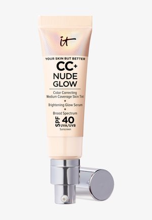 Tube der IT Cosmetics CC+ Nude Glow Hauttönung mit mittlerer Deckkraft zur Farbkorrektur, Lichtschutzfaktor 40 und aufhellendem Glow-Serum, silberne Pumpe.