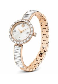 Montre en or rose avec un cadran rond, un cadran argenté et des accents rectangulaires en cristal. Le bracelet en métal présente des sections alternées polies et brossées.