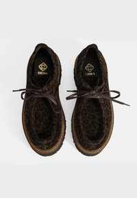 Braune Leopardenmuster-Schuhe aus Wildleder, mit braunen Schnürsenkeln, runder Schuhspitze, genähtem Schuhsohle und strukturiertem Gummilaufsohle für besseren Halt.