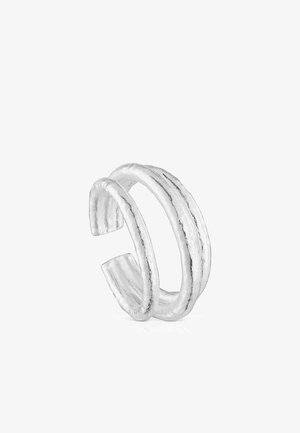 Bague en argent avec un design tordu composé de deux bandes entrelacées, présentant une texture lisse et une finition brillante.