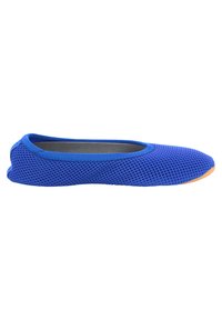 Blaue Mesh-Slipper mit runder Zehenpartie und flexiblem Design. Verfügt über eine glatte Innenauskleidung und eine strukturierte Gummisohle für besseren Halt.