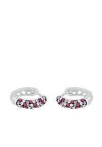 Orecchini a cerchio in argento con un design curvo decorato con cristalli viola, rosa e rossi disposti a grappolo.