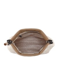 Borsa a tracolla bianca trapuntata con un interno beige liscio. Contiene una tasca con zip e foderato con un motivo logo. Presenta manici e accessori marroni.
