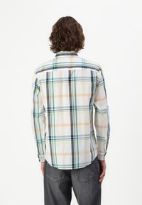 Chemise à boutons pour homme en tissu léger et texturé. Présente un motif à carreaux multicolores avec des teintes de bleu, de vert et de beige.