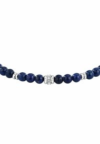 Collana di perle in lapislazzuli con perle blu scure, accenti in argento e una perla decorativa con numerosi piccoli gioielli al centro.