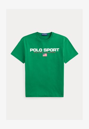Zelené bavlnené tričko s nápisom "POLO SPORT RALPH LAUREN" v tučnom bielom a červenom texte, pod ktorým sa nachádza malý grafický obrázok americkej vlajky.