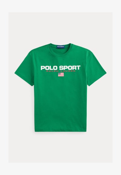 Žalia medvilninė marškinėliai su užrašu "POLO SPORT RALPH LAUREN" ryškiu baltu ir raudonu šriftu, po užrašu mažas Amerikos vėliavos piešinys.