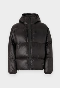 Čierna puffa bunda s kapucňou, so zapínaním na zips, horizontálnym prešívaním a elastickými manžetami. Materiál vyzerá leskle a ľahko.