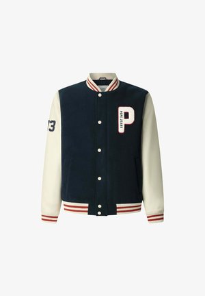 Tumed sinine ülikooli jakk kreemjate varrukatega, millel on vasakul varrukal kiri "P" ja number "23", ribatud krae ning nööpidega sulgemine.