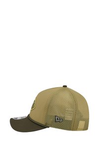 Khaki Baseballcap mit einem Mesh-Rücken, gebogenem Schirm und einem gestickten Logo auf der Vorderseite. Verfügt über ein strukturiertes Gewebe und einen Snapback-Verschluss.