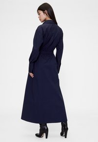 GAP GAPSTUDIO POPLIN BELTED MAXI SHIRTDRESS - Tričkové šaty - navy uniform