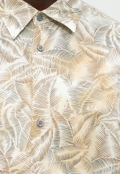 Chemise à manches courtes en tissu beige clair avec un motif de feuilles marron et gris. Dotée d'un col pointu et de boutons gris.