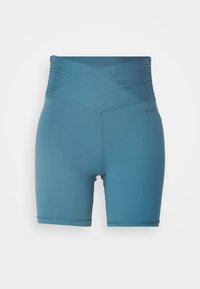 Niebieskie dopasowane szorty z wysokim stanem, z krzyżującym się pasem i subtelnym logo marki po prawej górnej stronie.