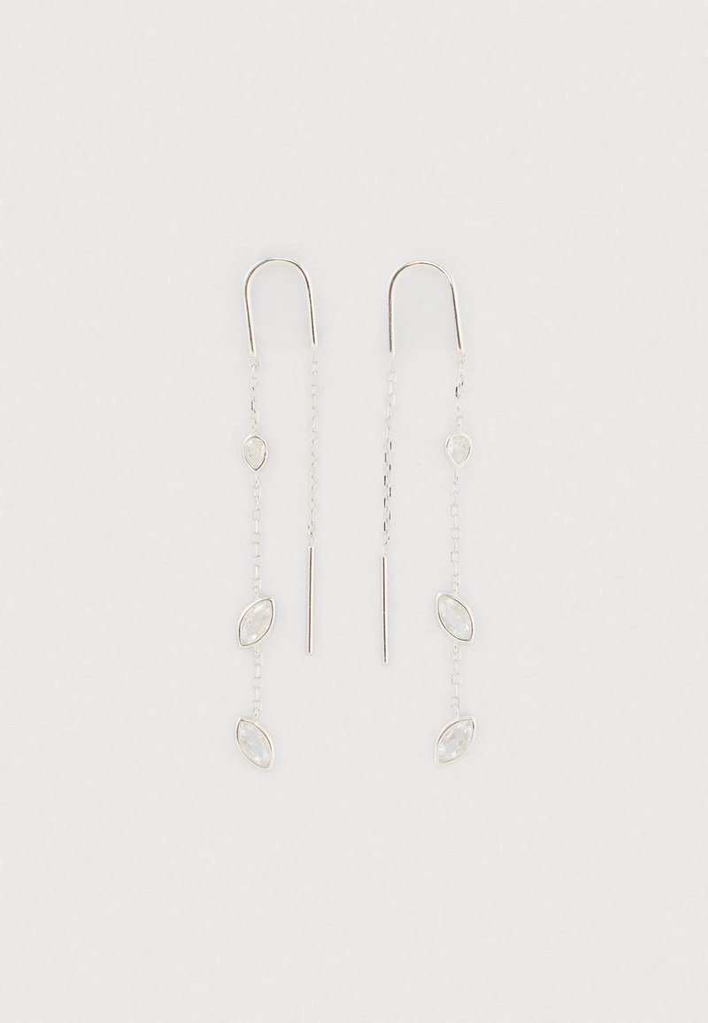 Ασημένια σκουλαρίκια με αλυσίδα, διακοσμημένα με μαργαριτοειδείς και σχήματος δάκρυων πολύτιμους λίθους, με γυαλιστερό φινίρισμα και λεπτές διακοσμήσεις.