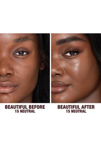 Primo piano del volto di una donna prima e dopo l’applicazione del trucco che mostra una pelle più liscia, luminosa e ciglia valorizzate sulla destra.