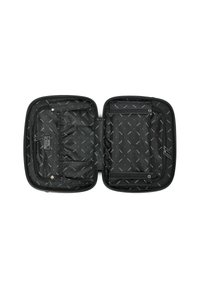 Zwarte rechthoekige reiskoffer geopend in vlakke positie, met meerdere rits- en drukknoopcompartimenten en merkvoering.