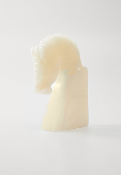 Alabaster skulptura konjske glave; glatka tekstura, svijetla krema boja, blaga sjaj, kutna baza s detaljnim obilježjima lica.