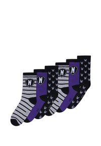 Cinque paia di calzini con vari motivi: strisce grigie e nere, accenti viola e design con logo. I materiali sembrano morbidi e elastici.