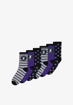 Cinque paia di calzini con vari motivi: strisce grigie e nere, accenti viola e design con logo. I materiali sembrano morbidi e elastici.