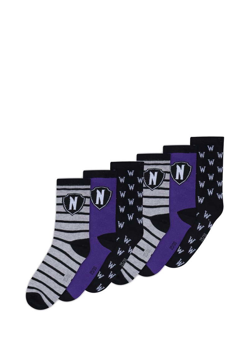 Cinque paia di calzini con vari motivi: strisce grigie e nere, accenti viola e design con logo. I materiali sembrano morbidi e elastici.