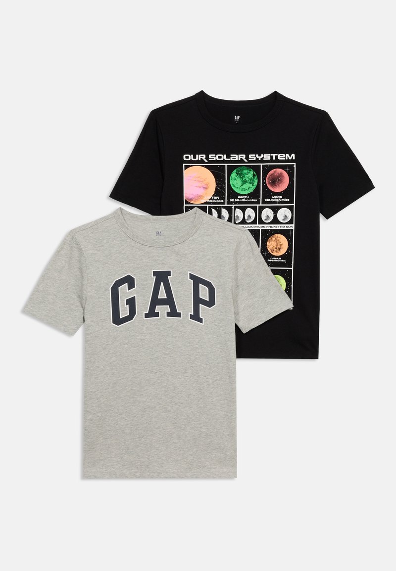 Deux t-shirts à manches courtes : un gris avec le texte "GAP", un noir avec un graphique coloré du système solaire et des phases lunaires accompagné de texte.