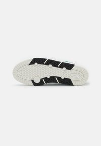 adidas Originals ADI2000 UNISEX - Treniņu apavi - footwear white/green