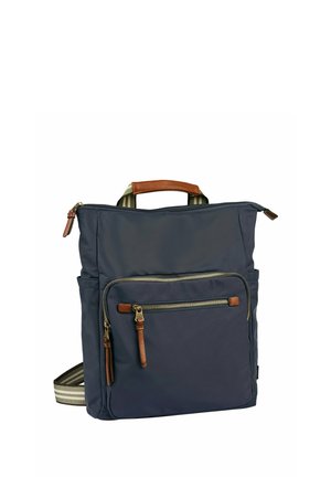 Mochila de nylon azul marino con detalles de cuero, compartimentos con cremallera, un asa en la parte superior y una correa de hombro ajustable a rayas.