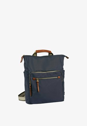 Mochila de nylon azul marino con detalles de cuero, compartimentos con cremallera, un asa en la parte superior y una correa de hombro ajustable a rayas.