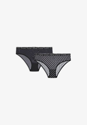 Deux paires de slips pour hommes, un uni gris foncé et un motif damier gris, tous deux avec une ceinture élastique noire portant l’étiquette G-STAR.