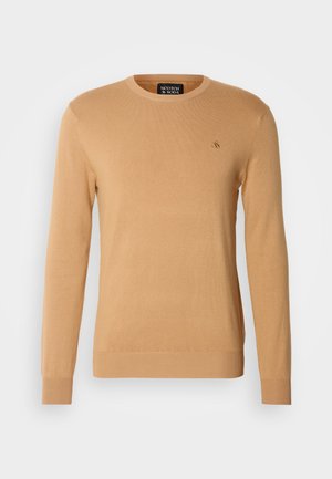 Beige crewneck trui gemaakt van zacht breimateriaal, met lange mouwen en een klein logo geborduurd op de borst.