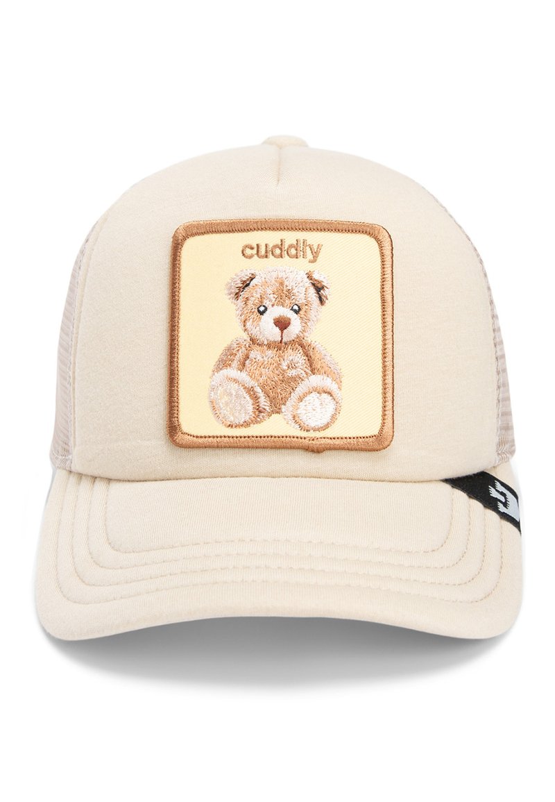 Gorra de camionero color marrón claro con un parche bordado marrón que presenta un oso de peluche. Parte trasera de malla, visera curva y un pequeño acento negro en el lado.