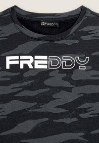 T-shirt in camouflage nera con colletto rotondo. Presenta un grande logo bianco "FREDDY" sul petto in caratteri audaci. Tessuto morbido e textured.