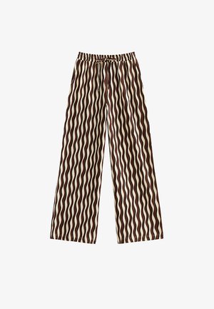 Bruine en beige golvende gestreepte wijduitlopende broek met elastische tailleband en trekkoord op een witte achtergrond.