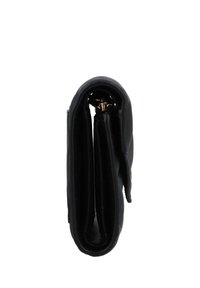 Portafoglio in pelle nera con un design elegante e piegato, dettagli in hardware dorato, numerosi scomparti e una superficie liscia.