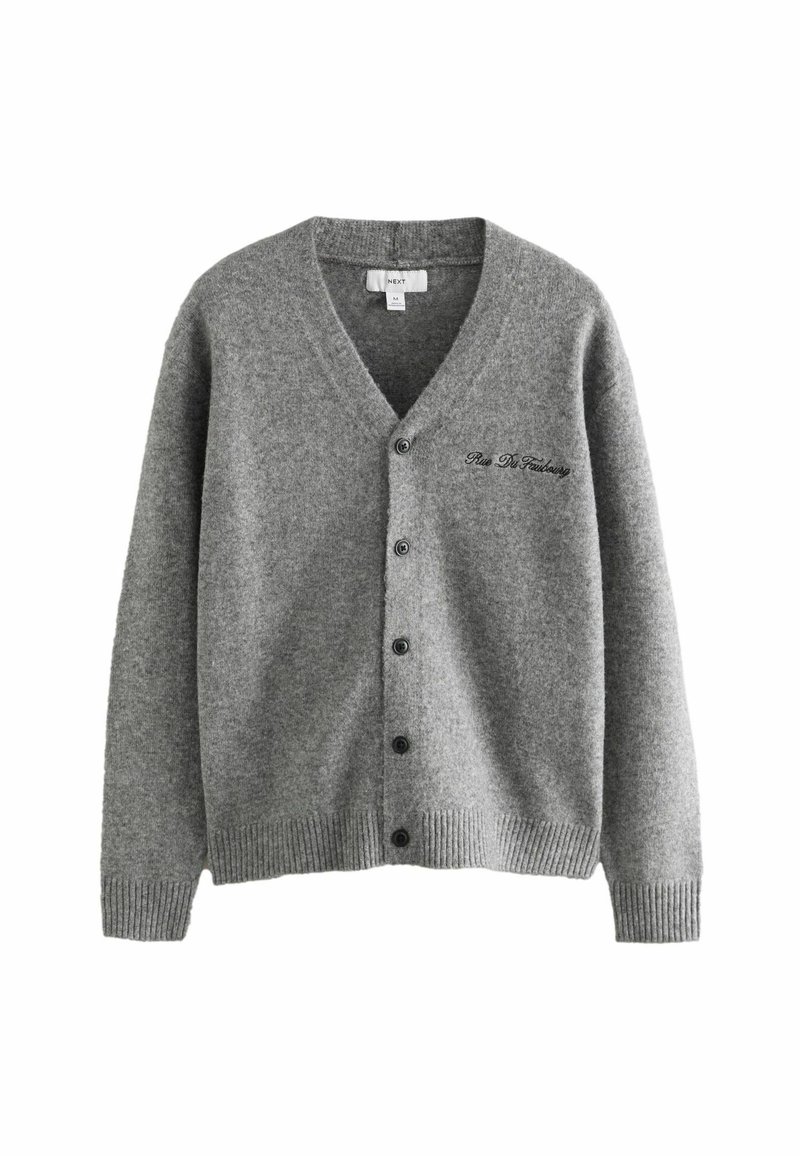 Šedý pletený cardigan s výstřihem do V, pěti černými knoflíky, žebrovanými manžetami a lemem, a vyšitým textem na hrudi. Měkká textura, klasický design.