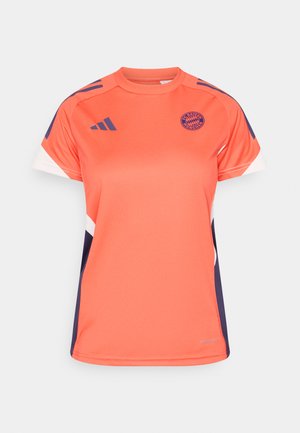 Camiseta del FC Bayern Munich en coral brillante, con detalles y logo en azul marino. Confeccionada con tejido ligero, mangas cortas y cuello redondo.