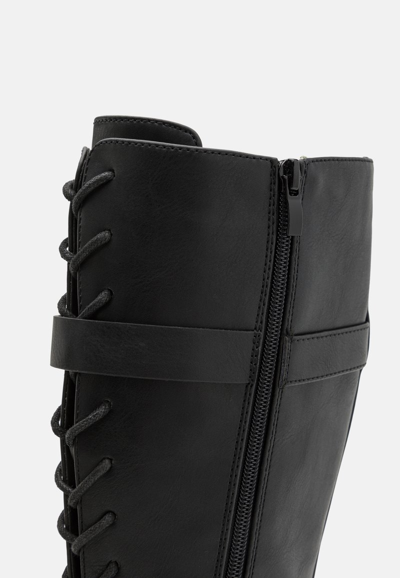Schwarze Lederkniehohe Stiefel mit einem seitlichen Reißverschluss und einem dekorativen Schnürdetails an der Vorderseite. Glatte Textur mit minimalen Akzenten.