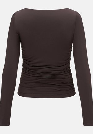 Brązowa bluzka z długim rękawem, wykonana z elastycznej tkaniny, z dekoltem w serek i marszczeniami po bokach.